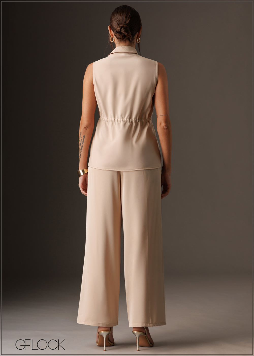 Collared sleeveless tie up detailed button down top