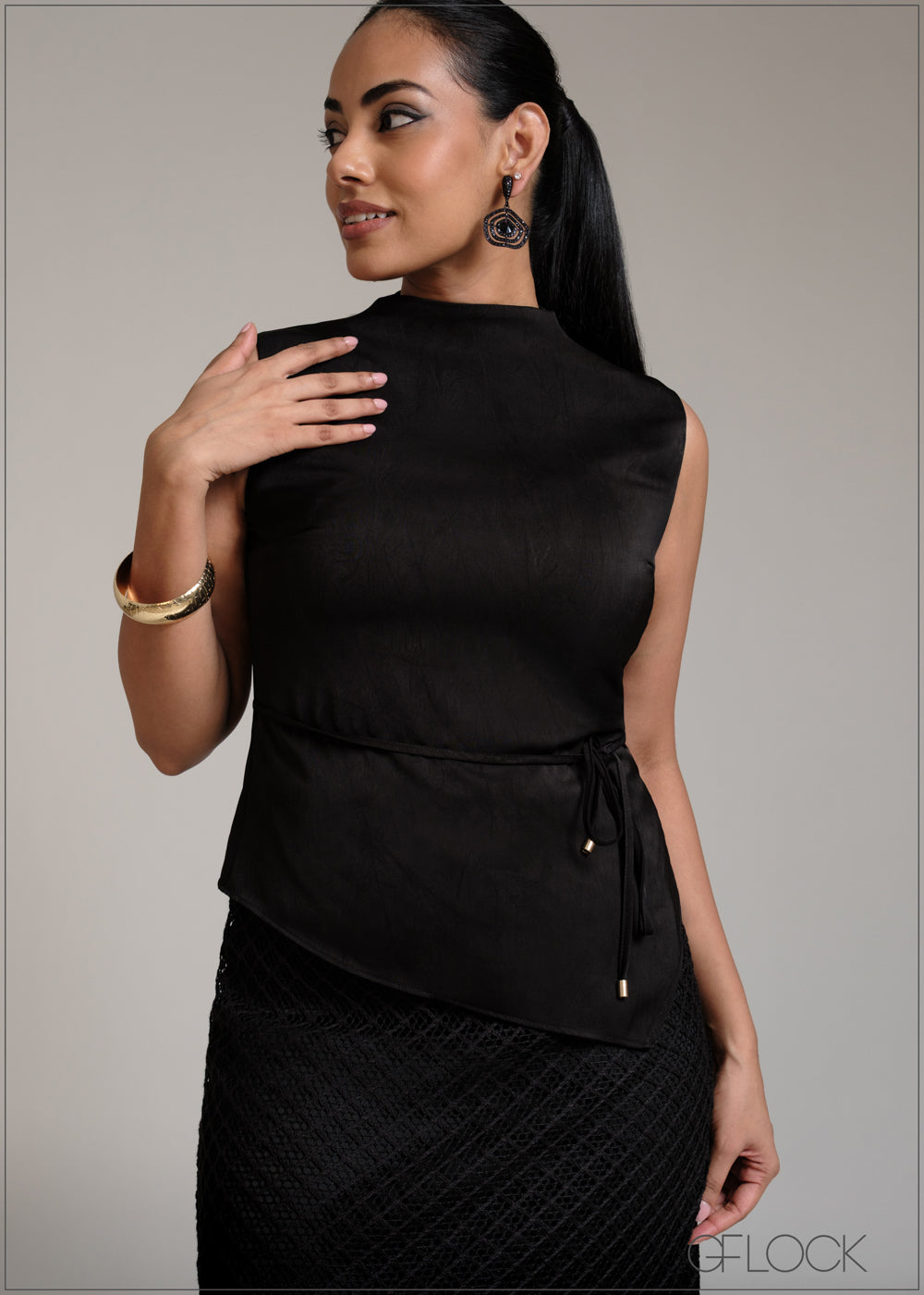 Maroon and Black sleeveless V detailed top

